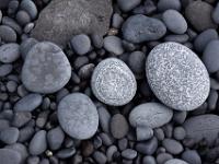 Graue und schwarze Kieselsteine am Strand von Vík í Mýrdal - Südisland